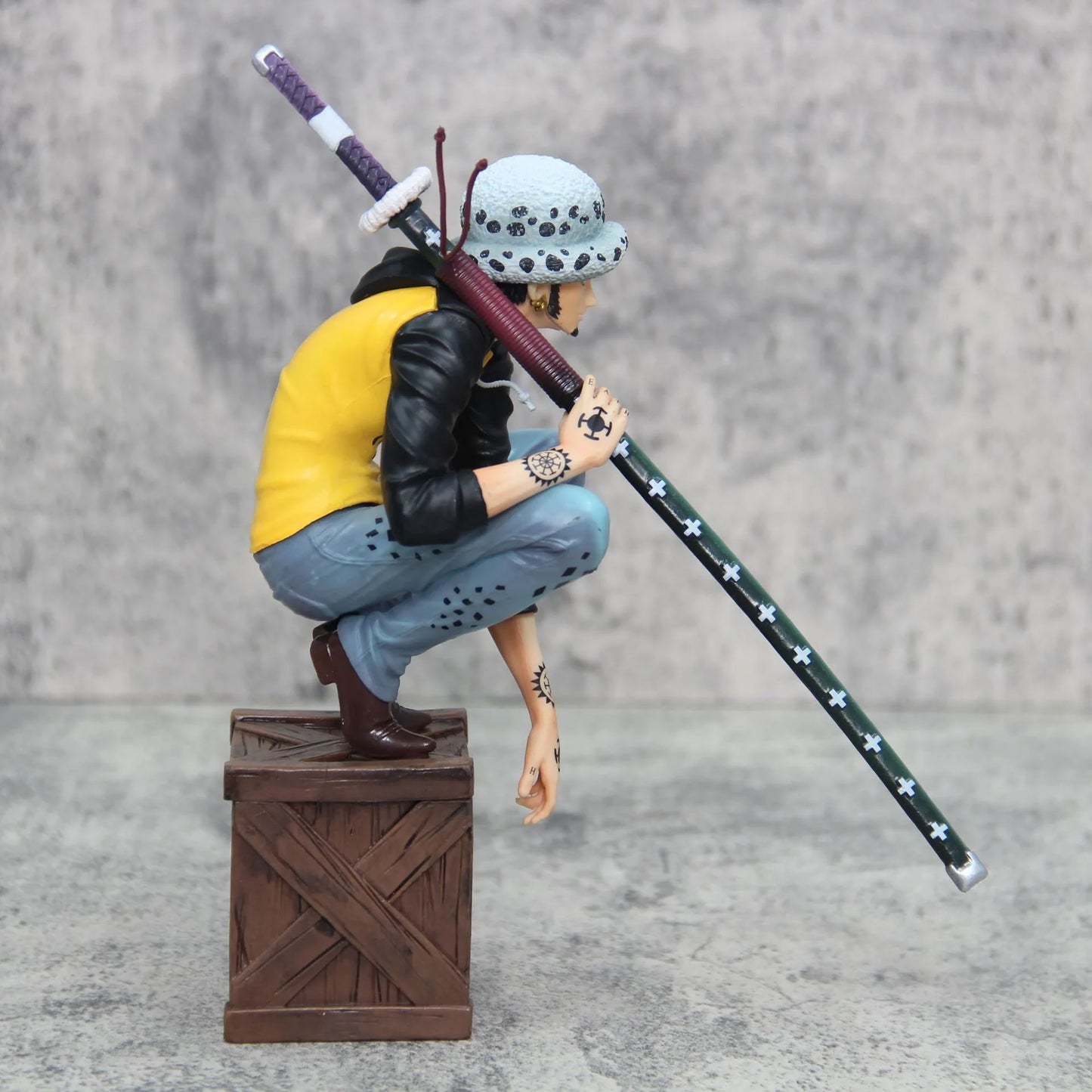 One Piece Anime Figure Squatting Trafalgar D. Water Law (21 CM)